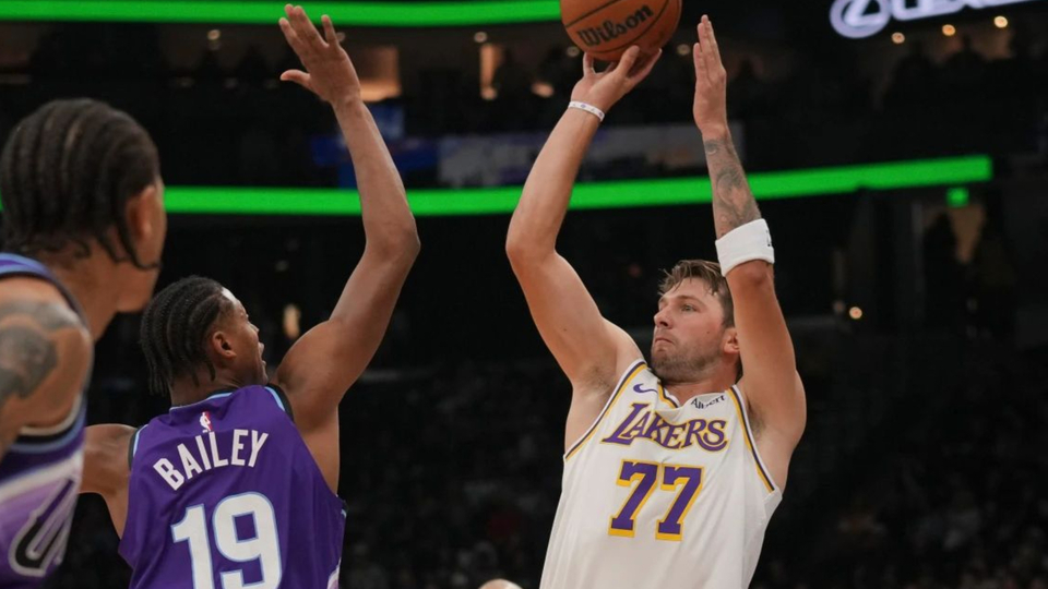 Luka Doncic anota 52 puntos —la mayor cantidad en la temporada de la NBA— en la victoria de los Lakers sobre los Jazz