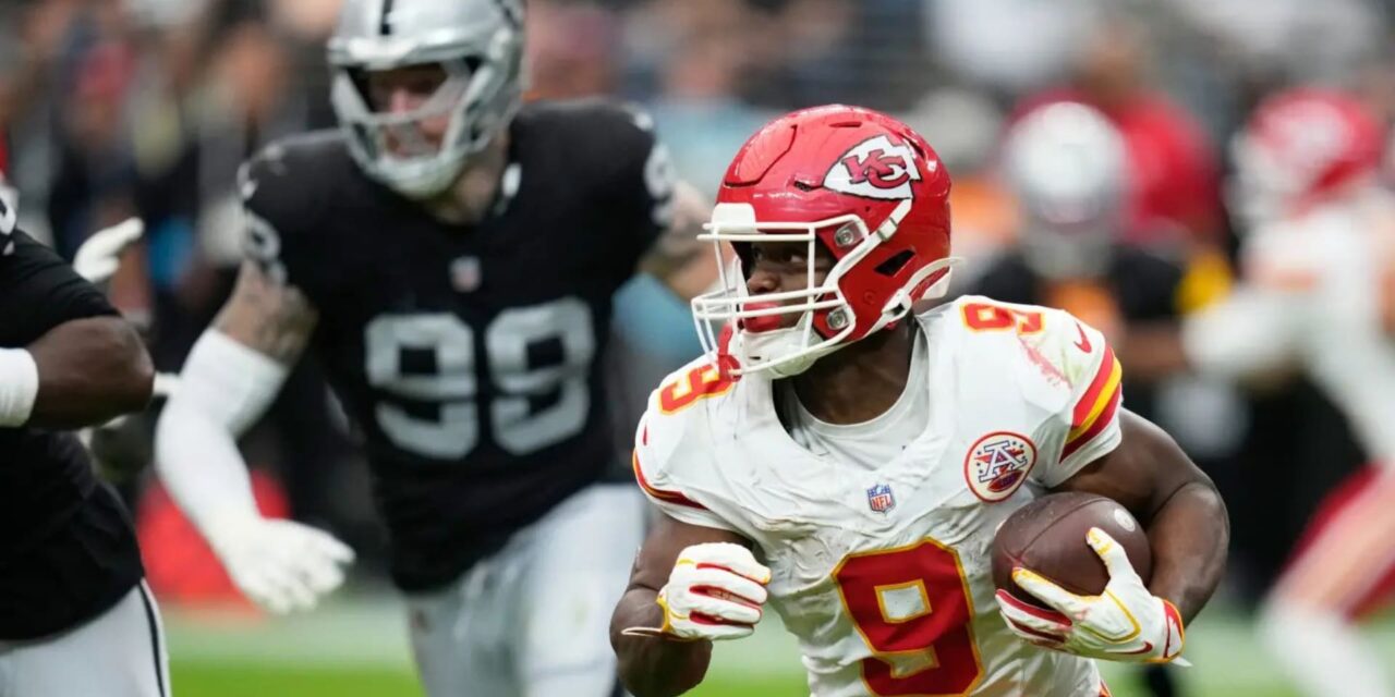 Los Chiefs vencieron a los Raiders 30-27 para ponerse con un récord de 4-0, liderados por Patrick Mahomes y Kenneth Walker III.