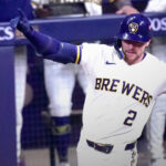 Turang conecta un jonrón y el bullpen de Milwaukee responde: los Brewers vencen a los Dodgers 2-1 en el primer juego de la NLCS.