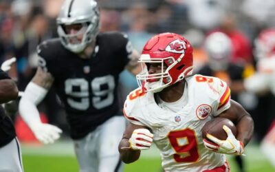 Los Chiefs vencieron a los Raiders 30-27 para ponerse con un récord de 4-0, liderados por Patrick Mahomes y Kenneth Walker III.