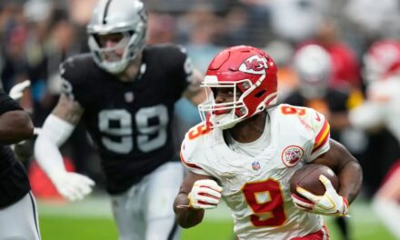 Los Chiefs vencieron a los Raiders 30-27 para ponerse con un récord de 4-0, liderados por Patrick Mahomes y Kenneth Walker III.