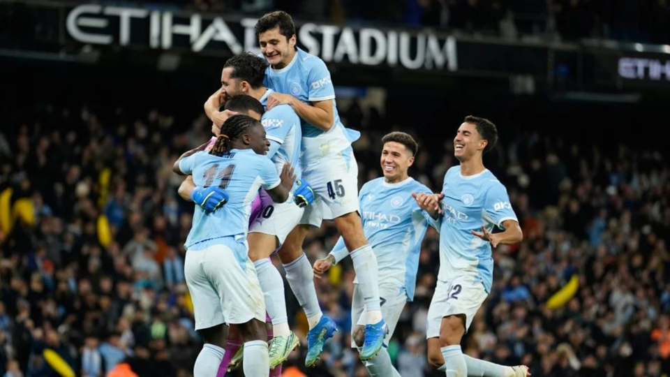 Manchester City y Liverpool ganan en penales y avanzan en la Copa de la Liga inglesa