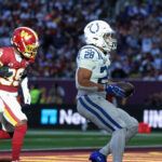 Taylor anota dos touchdowns terrestres y los Colts vencen a los Commanders 30-13 en Londres.