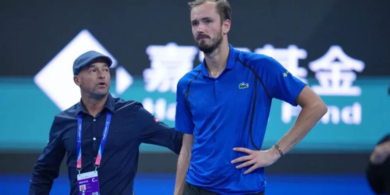 Medvedev descalificado del Abierto de China por golpear a un espectador con una pelota ante Djokovic