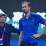 Medvedev descalificado del Abierto de China por golpear a un espectador con una pelota ante Djokovic