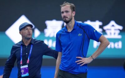 Medvedev descalificado del Abierto de China por golpear a un espectador con una pelota ante Djokovic