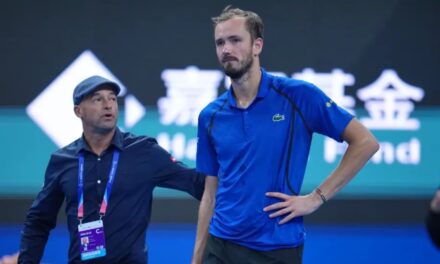 Medvedev descalificado del Abierto de China por golpear a un espectador con una pelota ante Djokovic