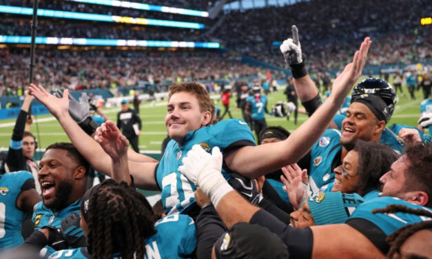 Un gol de campo de 57 yardas de Cam Little da a los Jaguars la victoria por 19-17 sobre los Eagles en Londres.