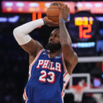 Trump arremete contra LeBron James por no quedarse quieto durante interpretación del himno