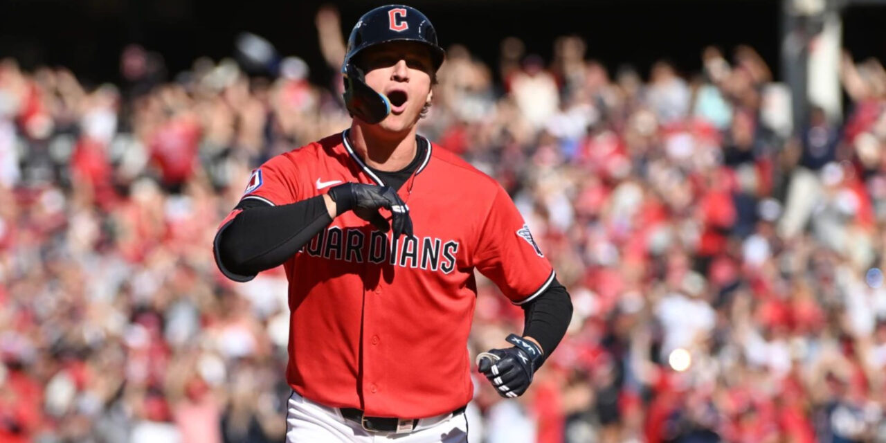 Jonrón de Halpin voltea el Juego 3, Guardianes vencen 3-2 a Rays y lideran 2-1 la serie
