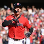 Jonrón de Halpin voltea el Juego 3, Guardianes vencen 3-2 a Rays y lideran 2-1 la serie