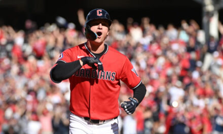Jonrón de Halpin voltea el Juego 3, Guardianes vencen 3-2 a Rays y lideran 2-1 la serie