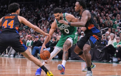 Jayson Tatum anota 36 puntos y brilla en el tramo final, ayudando a los Celtics a contener a los Knicks por 107-103