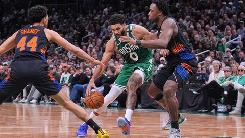 Jayson Tatum anota 36 puntos y brilla en el tramo final, ayudando a los Celtics a contener a los Knicks por 107-103