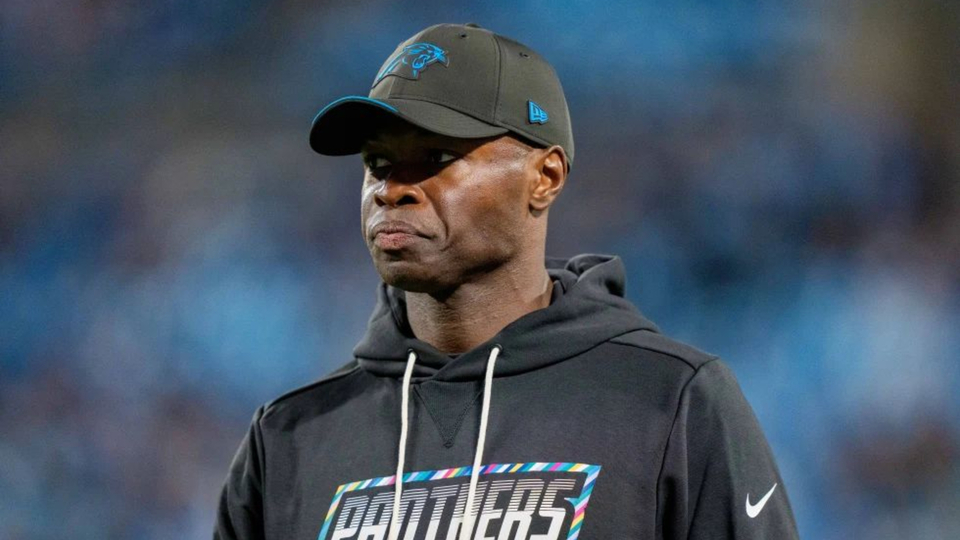Los Panthers despiden al coordinador defensivo Ejiro Evero tras la derrota por 27-19 ante los Packers