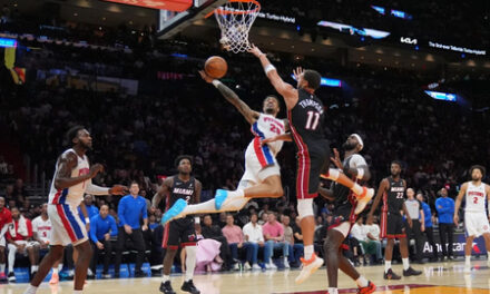 Los Pistons arrollan a los Heat por 128-111, agravando los problemas defensivos de Miami en este inicio de temporada.