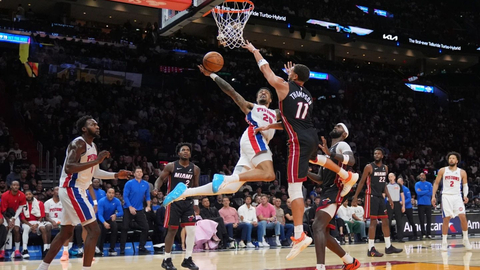 Los Pistons arrollan a los Heat por 128-111, agravando los problemas defensivos de Miami en este inicio de temporada.