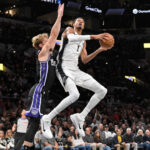 Los 29 puntos y 10 rebotes de Wembanyama impulsan a los Spurs en una victoria por 130-103 sobre los Kings