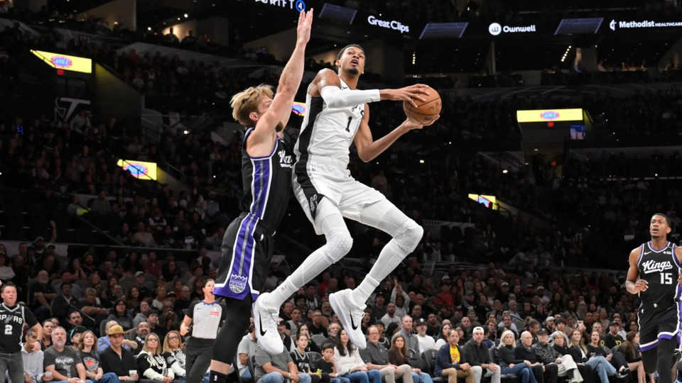 Los 29 puntos y 10 rebotes de Wembanyama impulsan a los Spurs en una victoria por 130-103 sobre los Kings