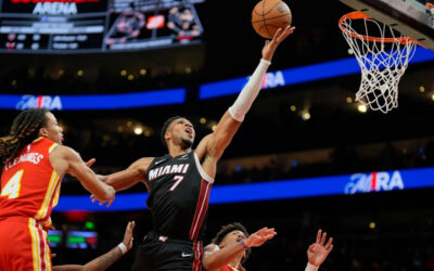 Giannis Antetokounmpo registra 24 puntos y 18 rebotes en la victoria de los Heat sobre los Hawks por 129-117, su primer triunfo.