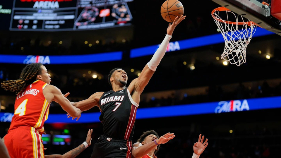 Giannis Antetokounmpo registra 24 puntos y 18 rebotes en la victoria de los Heat sobre los Hawks por 129-117, su primer triunfo.