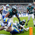 Rams remontan una desventaja de 10 puntos en el último cuarto, liderados por Stafford y Williams, para vencer a los Eagles 24-20.
