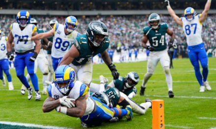 Rams remontan una desventaja de 10 puntos en el último cuarto, liderados por Stafford y Williams, para vencer a los Eagles 24-20.