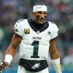 Eagles descartan al quarterback Jalen Hurts para el domingo ante Carolina