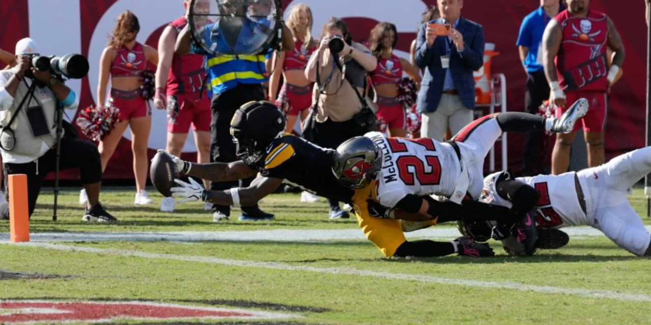 Rodgers lanza 2 pases de touchdown en la recta final y los Steelers protagonizan remontada para vencer a los Buccaneers