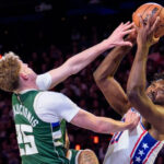 Embiid logra triple-doble sin LeBron y mantiene invictos a los 76ers al vencer 127-116 a Bucks