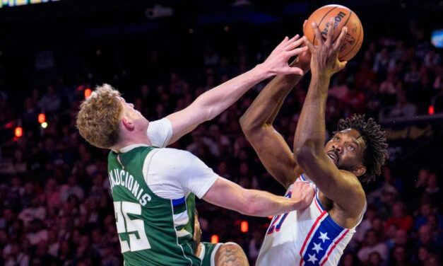 Embiid logra triple-doble sin LeBron y mantiene invictos a los 76ers al vencer 127-116 a Bucks