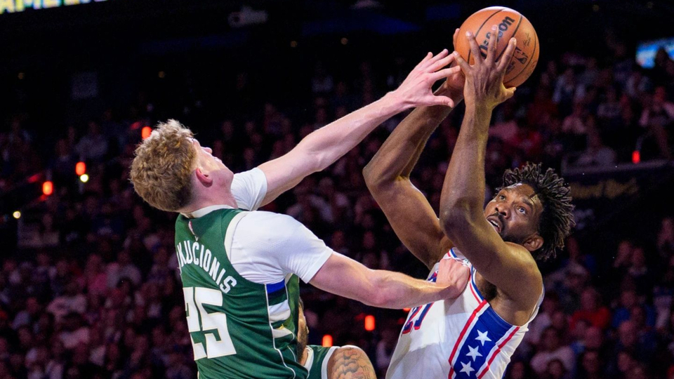 Embiid logra triple-doble sin LeBron y mantiene invictos a los 76ers al vencer 127-116 a Bucks