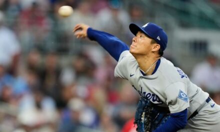 Yamamoto vuelve a imponerse y los Dodgers vencen 3-1 a los Braves gracias a los jonrones de Hernández y Freeman.