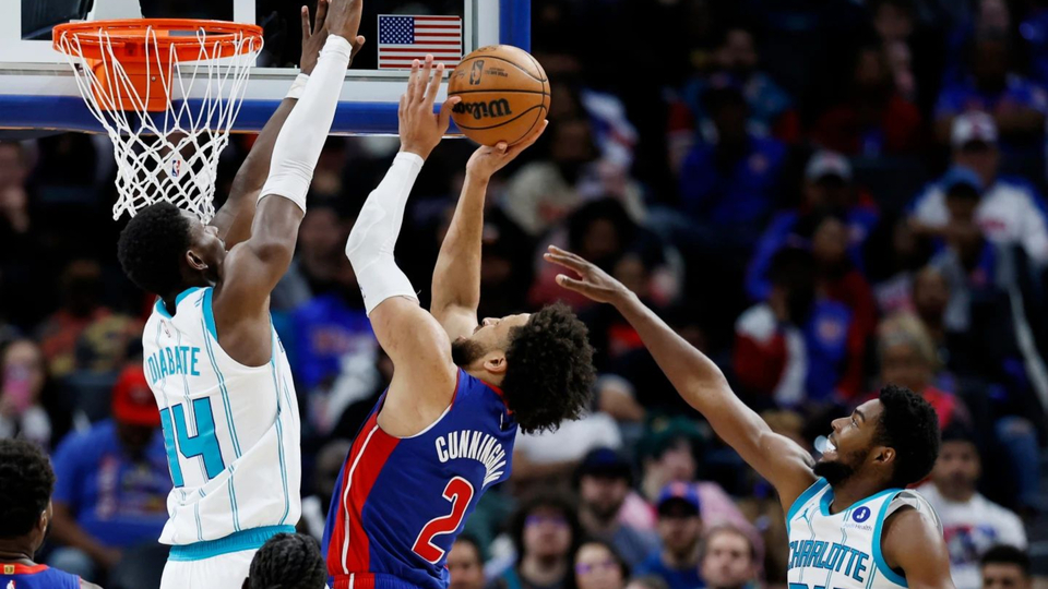 Cade Cunningham anota 30 puntos para ayudar a los Pistons a contener a los Hornets, 97-89