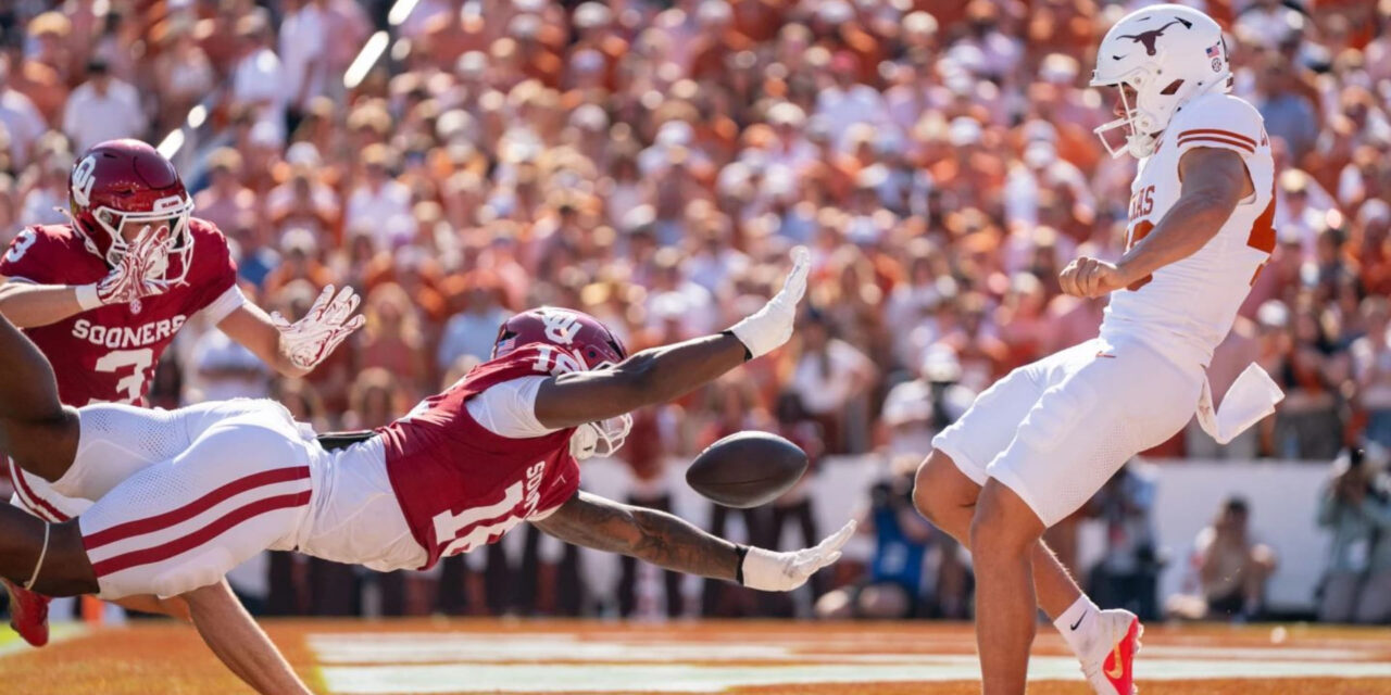 Oklahoma sorprende a Texas (n.º 1) con un gol de campo que decidió el partido.