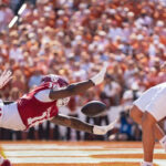 Oklahoma sorprende a Texas (n.º 1) con un gol de campo que decidió el partido.