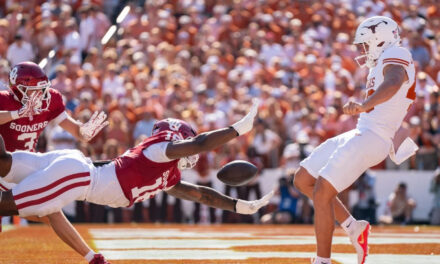 Oklahoma sorprende a Texas (n.º 1) con un gol de campo que decidió el partido.