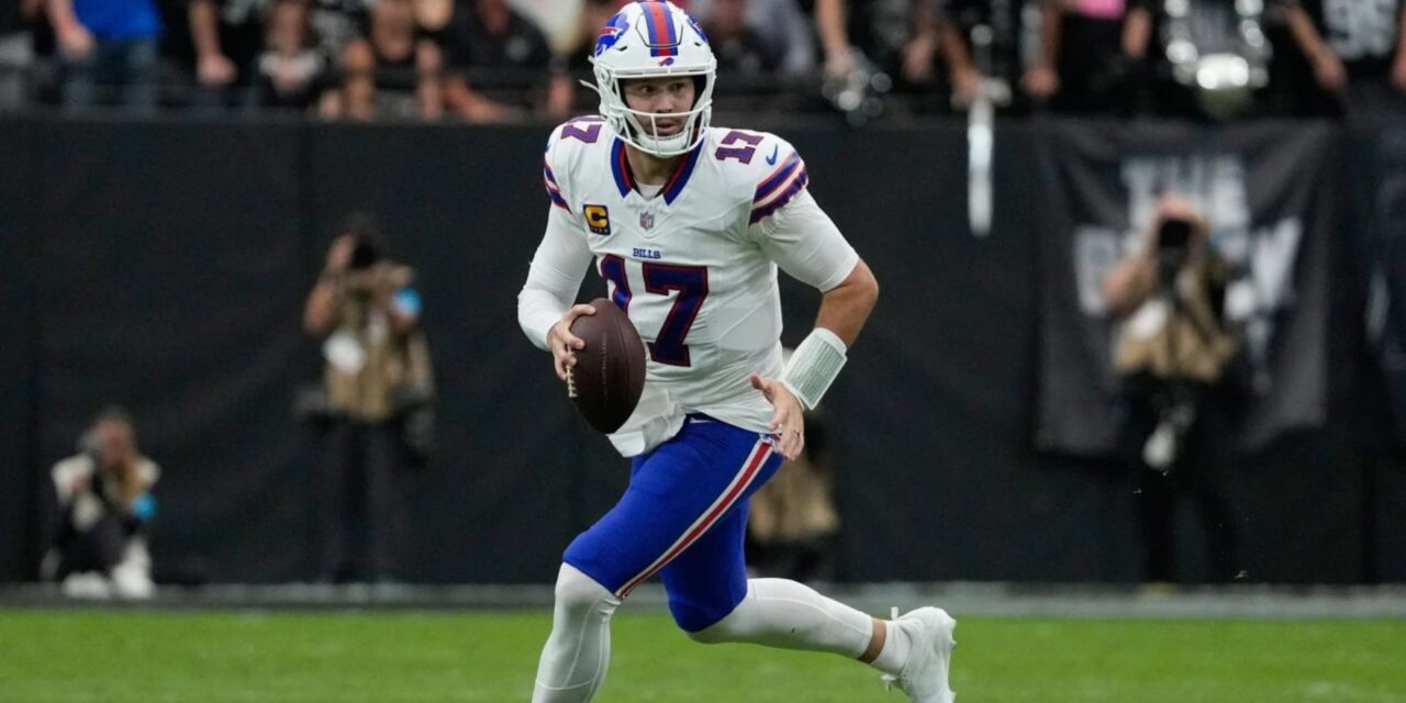 Josh Allen iguala el récord de pases de touchdown de Jim Kelly con los Bills, mientras Buffalo contiene a los Raiders 33-30