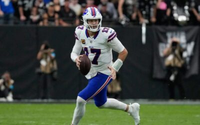 Josh Allen iguala el récord de pases de touchdown de Jim Kelly con los Bills, mientras Buffalo contiene a los Raiders 33-30
