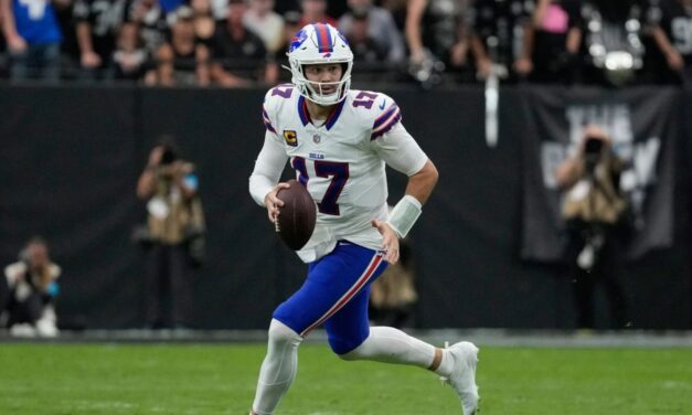 Josh Allen iguala el récord de pases de touchdown de Jim Kelly con los Bills, mientras Buffalo contiene a los Raiders 33-30
