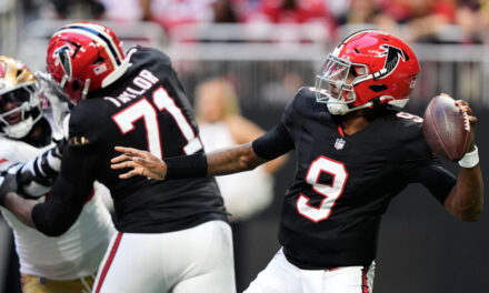Michael Penix Jr. lanza 3 pases de touchdown y los Falcons provocan 4 pérdidas de balón para propinar a los 49ers su primera derrota, 29-20