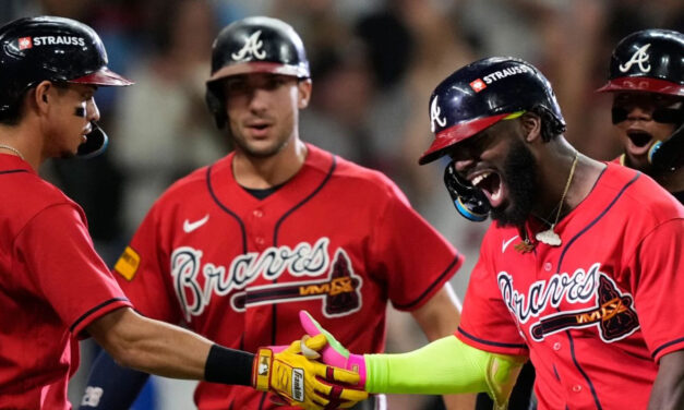 Los Braves conectaron tres jonrones, incluido uno de tres carreras de Harris, para vencer a los Phillies 6-2 y asegurar el puesto de comodín.