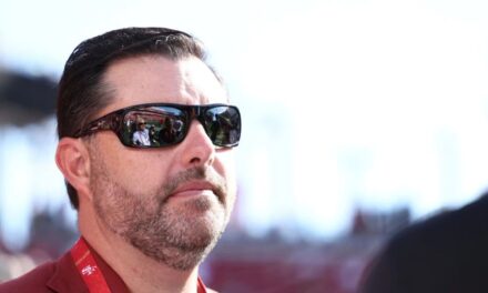 Dueño de los 49ers, suspendido 6 juegos tras arresto en redada de prostitución