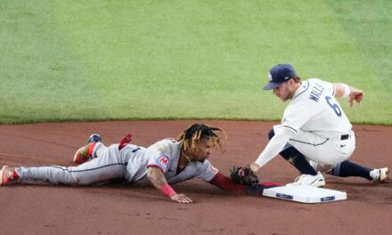 Chase DeLauter y José Ramírez guían a los Guardians a una victoria de 7-3 sobre los Rays en el primer juego de la Serie de Campeonato de la Liga Americana.