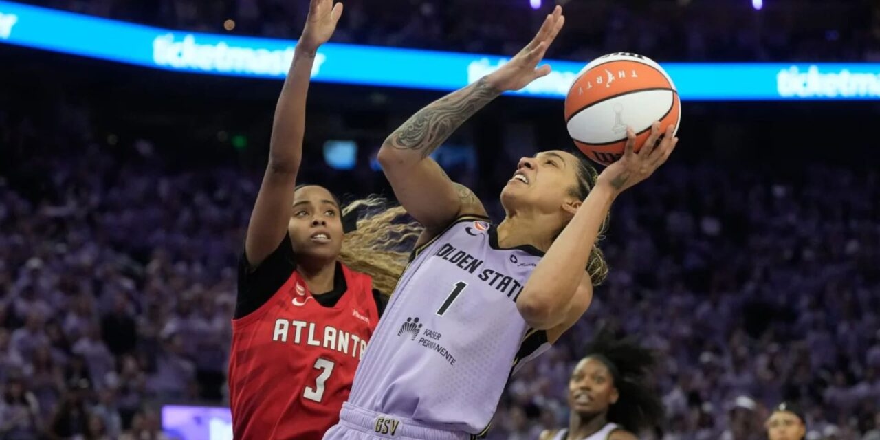 Gabby Williams anota 26 puntos y guía a las Valkyries a una victoria por 68-64 en el primer partido de las Finales de la WNBA