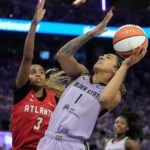 Gabby Williams anota 26 puntos y guía a las Valkyries a una victoria por 68-64 en el primer partido de las Finales de la WNBA, un encuentro marcado por el juego defensivo.