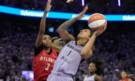Gabby Williams anota 26 puntos y guía a las Valkyries a una victoria por 68-64 en el primer partido de las Finales de la WNBA