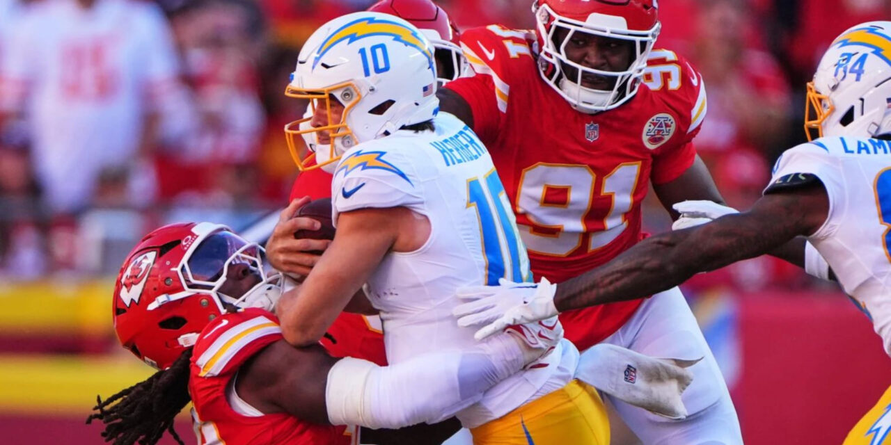 Los Chiefs se colocan 5-0, en victoria por 22-6 sobre los Chargers.