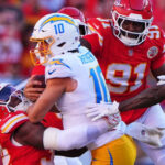 Los Chiefs se colocan 5-0, en victoria por 22-6 sobre los Chargers.