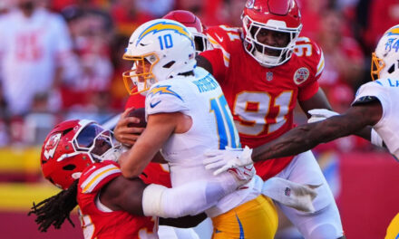 Los Chiefs se colocan 5-0, en victoria por 22-6 sobre los Chargers.